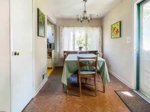 47 Cornell Dr, Clark NJ 07066-3206 exterior