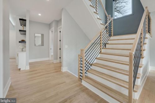 1422 Mayflower Dr, Mc Lean VA 22101-5615 exterior