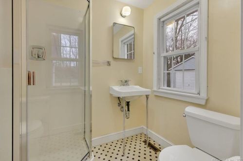 27 Essex St, Manchester CT 06040-4003 exterior