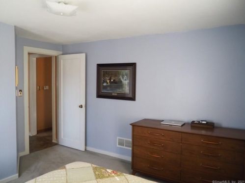 94 Hawthorne St, Manchester CT 06042-3021 exterior