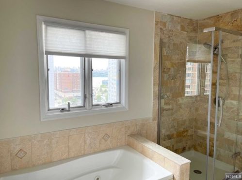 30 Legend Hills Dr, Edgewater NJ  07020-2124 exterior