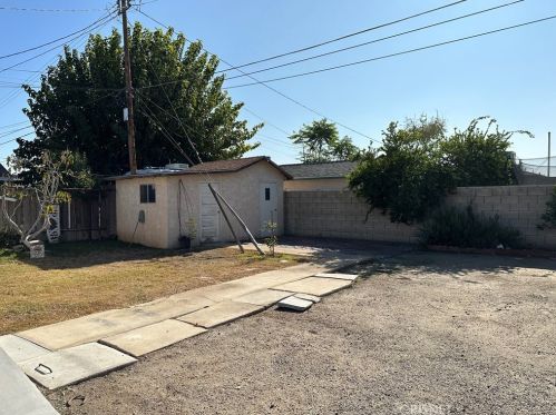 37 Garden Dr, Bakersfield CA 93307-5255 exterior