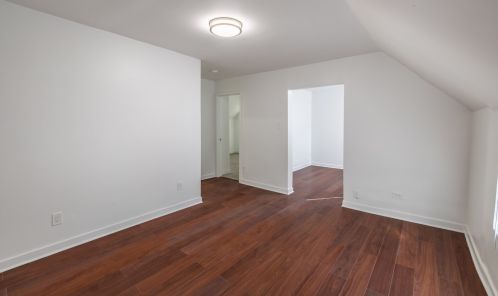 8542 Oglesby Ave, Chicago IL 60617-5251 exterior