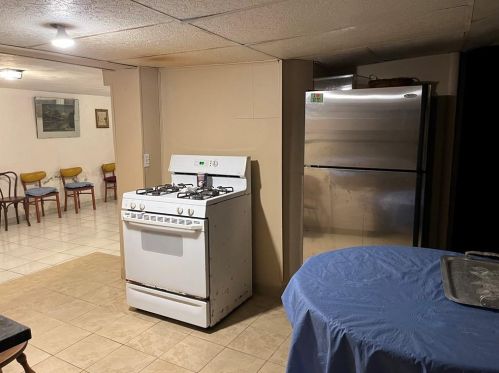 98 Hawkins St, Providence RI 02908-1713 exterior