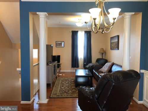 3813 Eisenhower Ave, Alexandria VA  22304-6427 exterior