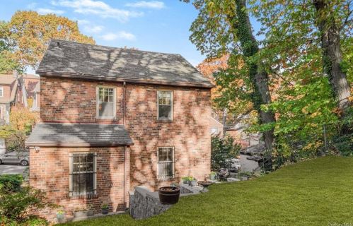 256 260th St, Bronx NY 10471-1822 exterior