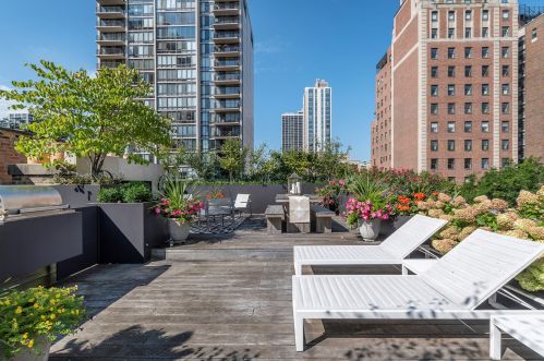 1521 State Pkwy, Chicago IL 60610-1613 exterior