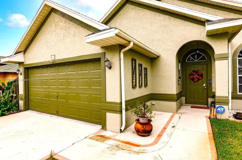 972 Haas Ave, Fort Pierce FL  34953-5611 exterior