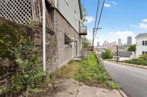 120 Brosville St, Pittsburgh PA 15203-1447 exterior