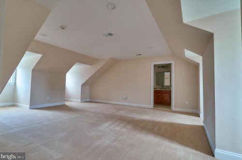 2221 Jefferson Ln, Huntingdon Valley PA 19006-6038 exterior