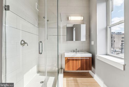 3146 Broad St, Philadelphia PA 19147-4919 exterior