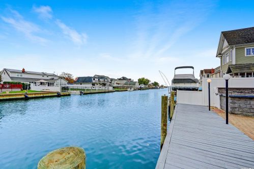 95 Midway St, Babylon NY  11702-4311 exterior