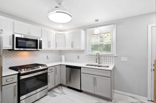 1044 Renshaw Dr, Saint Louis MO 63135-2833 exterior