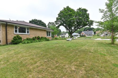 5551 Jerelyn Pl, Milwaukee WI 53219-2275 exterior