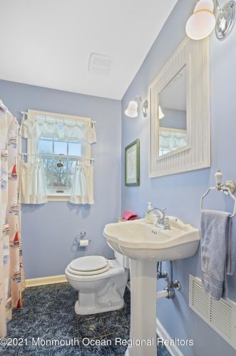 142 Beechwood Dr, Red Bank NJ 07702 exterior