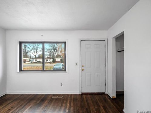 4121 Pelham St, Dearborn Heights, MI 48125-3120