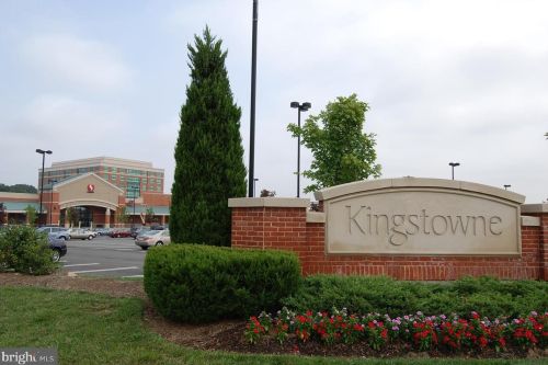 6020 Kestner Cir, Alexandria VA  22315-4833 exterior