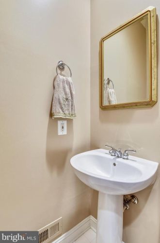 337 Fayette St, Alexandria VA 22314-2201 exterior