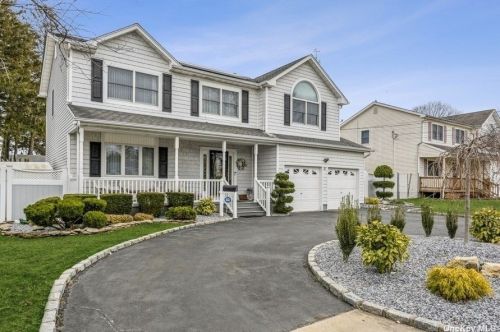 21 Vermont Ave, Babylon, NY 11704-3314