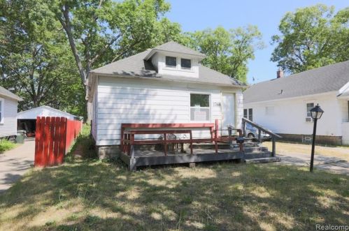 1768 Elwood St, Meskegon MI 49442-5827 exterior