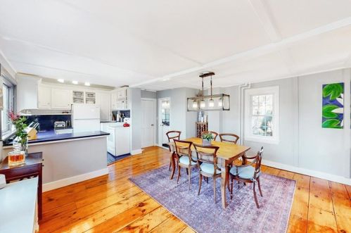 23 Baptist St, Middletown RI 02840-2520 exterior