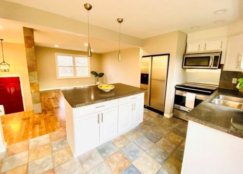 208 Wrentham Rd, Springfield MA 01119-1831 exterior