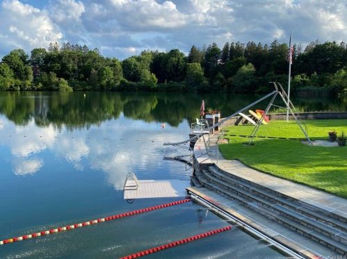 52 Banksville Rd, Armonk NY 10504-2642 exterior