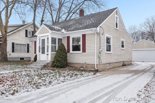 2110 Greenfield Ave, Wyoming, MI
