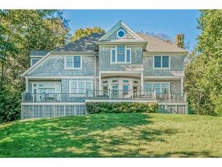 53 Green End Ave, Middletown, RI 02842-7006
