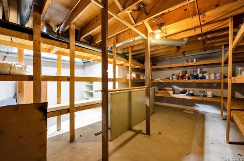 1868 Christy Ct, Rochester MI 48309-3327 exterior