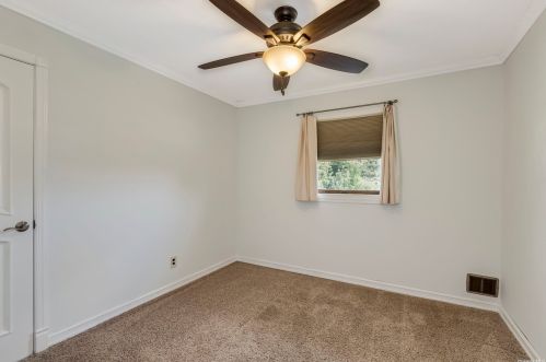 6 Gaymor Ln, Commack NY 11725-1305 exterior