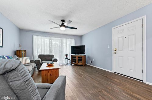 72 Holly Ct, Trenton NJ 08619-4636 exterior