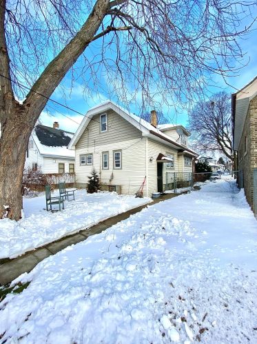 3447 10th St, Milwaukee, WI 53206-2820