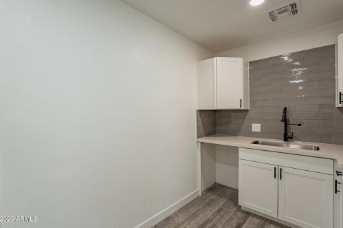 5039 18 Ave, Phoenix AZ 85015-6121 exterior