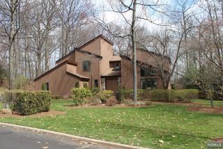 2 Bayard Ln, Mahwah NJ  07430-2237 exterior