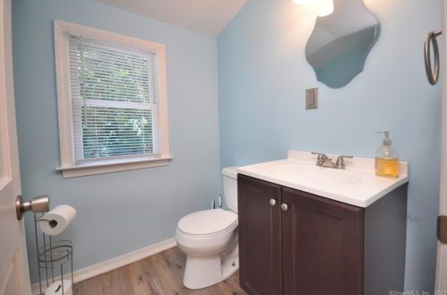 81 White St, Manchester CT 06042-3127 exterior