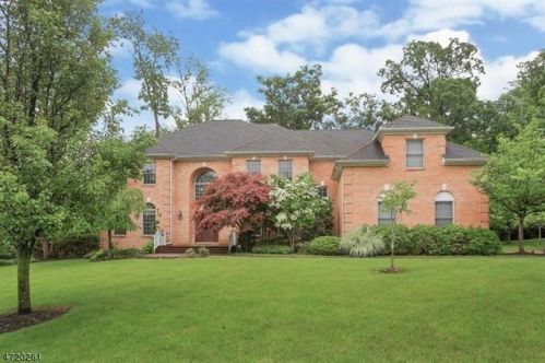 17 Darkwood Ct, Warren, NJ 07059-2705