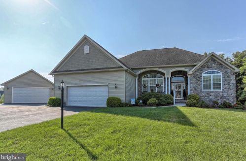 241 Lucas Dr, Littlestown, PA 17340-9055