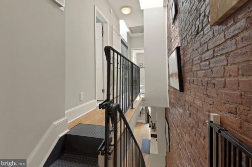 104 7th St, Washington DC  20003-1212 exterior