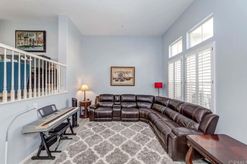 2027 Arnold Way, Fullerton, CA 92833-5748