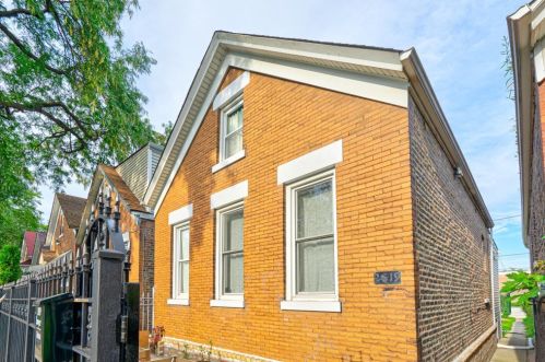 2819 Sawyer Ave, Chicago IL  60618-7502 exterior