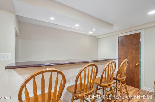 1004 Oakcrest St, Wyoming MI exterior