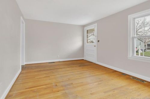 27 Essex St, Manchester CT 06040-4003 exterior