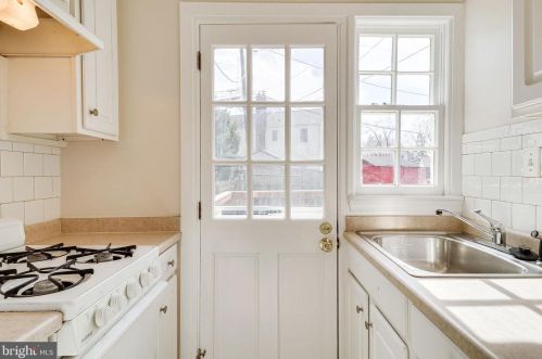 2701 Farmington Dr, Alexandria VA 22303-1315 exterior