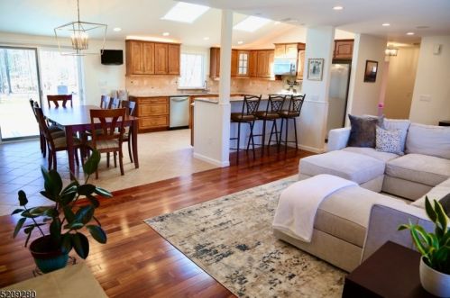 15 Madeleine Pl, Parsippany, NJ 07054-4025