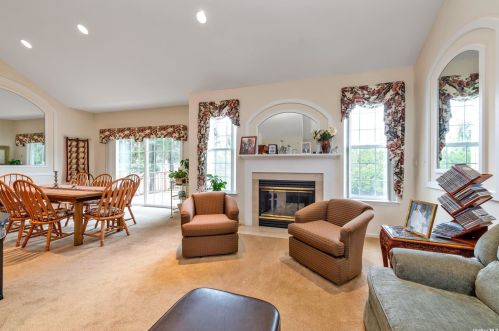 38 Mcgovern Dr, Huntington Station, NY 11747-4259