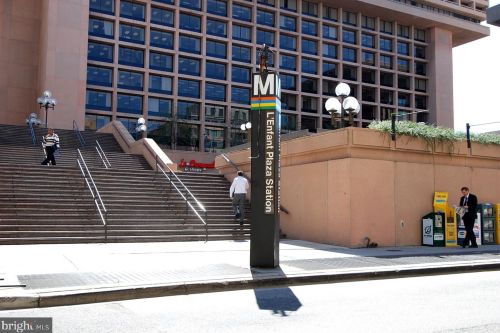 803 Delaware Ave, Washington DC  20024-4207 exterior