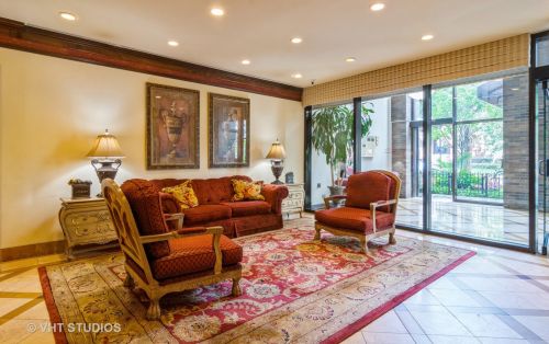 525 Hawthorne Pl, Chicago IL  60657-2907 exterior