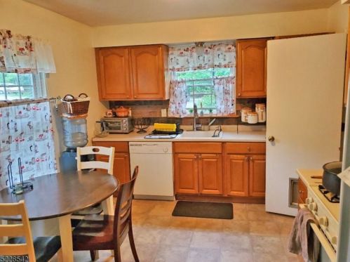 20 Peregrine Pt, Fredon NJ 07860-1428 exterior