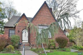 1045 Oakland Ct, Teaneck, NJ 07666-1802